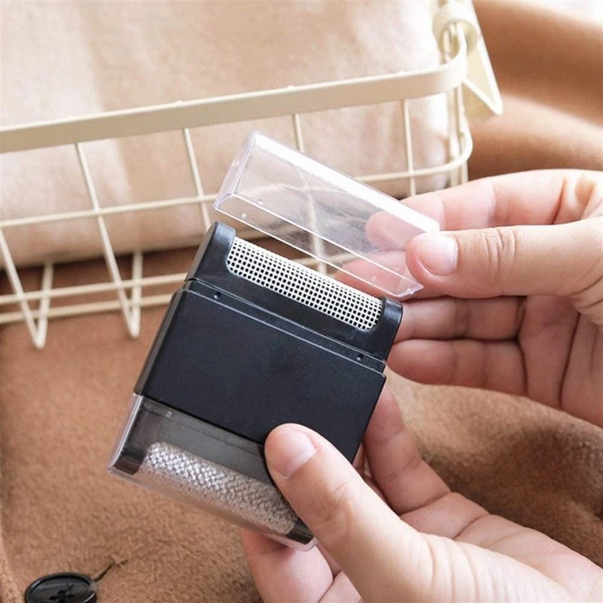 Draagbare Mini Kleding Haar Bal- Lint Remover- Kleding Reiniging Trimmer- Sweater Doek Handmatig Scheerapparaat- Kleding Reiniging Trimmer-Stof Scheerapparaat Voor Stoffen-Linnen- Kleding - Meubilair-dieren-Zwart 4 Draagbare Mini Kleding Haar Bal- Lint Remover- Kleding Reiniging Trimmer- Sweater Doek Handmatig Scheerapparaat- Kleding Reiniging Trimmer-Stof Scheerapparaat Voor Stoffen-Linnen- Kleding - Meubilair-dieren-Zwart - Afbeelding 2