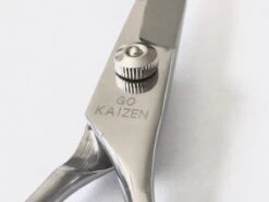 Professionele Hondenscharen Set - Extra Veilige Grooming Set - Trimscharen Voor Honden - Knipschaar - Effileerschaar / Uitdunschaar - Gebogen Schaar Met Ronde Punt - Precisieschaar - Hondenverzorging - Inclusief Kam, 2 Haarclips En Luxe Opbergdoos 7 Professionele Hondenscharen Set - Extra Veilige Grooming Set - Trimscharen Voor Honden - Knipschaar - Effileerschaar / Uitdunschaar - Gebogen Schaar Met Ronde Punt - Precisieschaar - Hondenverzorging - Inclusief Kam, 2 Haarclips En Luxe Opbergdoos -Dieren Benodigdheden Winkel 1200x899 10